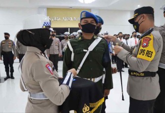 Kapolres Tulungagung saat menyematkan tanda pasukan operasi Zebra Semeru 2022. Senin (3/10)