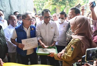 Menhub Budi Karya Sumadi saat cek harga beras di pasar induk Cipinang Jakarta. Senin (3/10)