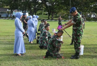 Danlanud Maimun Saleh Letkol Pnb Fahrur Rozi saat tradisi penyiraman prajuritnya naik pangkat. Senin (3/10)
