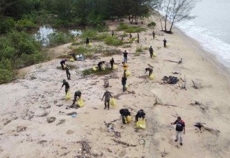 Bersihkan pesisir pantai