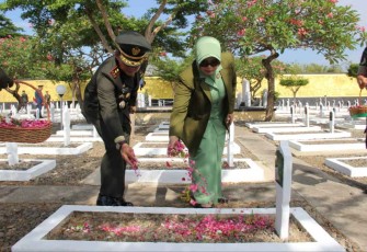 Dandim 0803/Madiun Letkol Inf Meina Helmi saat ziarah, Selasa (4/10)