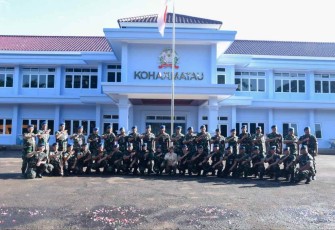 Foto bersama kenaikan pangkat prajurit Koharmatau, Selasa (4/10)