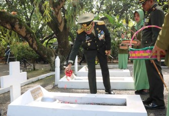 Danrem 052/Wkr Brigjen TNI Rano Tilaar saat ziarah dan Tabur bunga di TMP Taruna Tangerang. Selasa (4/10)