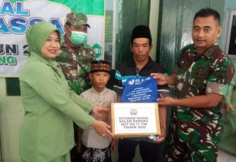 Dandim 0720/Rembang Letkol Czi Parlindungan Simanjuntak saat memberikan bingkisan dalam acara sunatan massal. Selasa (4/10)