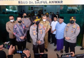 Kapolda Jatim Irjen Pol Nico Afinta saat menyampaikan permohonan maaf atas insiden suporter di stadion Kanjuruhan Malang. Selasa (4/10)