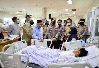 Kapolda Jatim Irjen Pol Nico Afinta menjenguk korban tragedi stadion Kanjuruhan di RS Saiful Anwar. Selasa (4/10) 