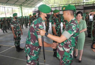 Danyonif 611/Awang Long Letkol Inf Hendra Mirza memberikan ucapan selamat kenaikan pangkat prajuritnya