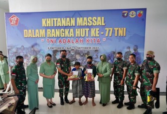 Sunatan massal di Pasar Baru Kecamatan Entikong. Selasa (4/10)