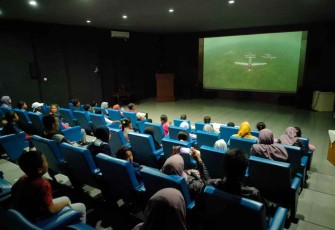 Pengunjung saat menonton film di teater mini Muspusdirla. Selasa (4/10)