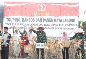 Danrem 023/KS Kol Inf Dodi Triwinarto panen raya jagung bersama Poktan. Selasa (4/10)