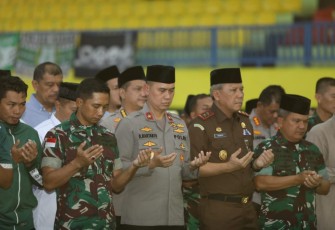 Kapolrestabes Medan Kombes Valentino Alfa Tatareda shalat ghaib dan doa bersama untuk korban tragedi Kanjuruhan Malang. Selasa (4/10)