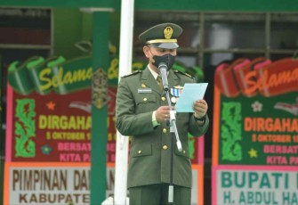 Kapten Coba Virgo Eviryansyah saat membacakan amanat Panglima TNI Jenderal Andika Perkasa di HUT TNI ke-77, Rabu (5/10)