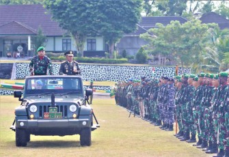 Pangdam Kasuari Mayjen TNI Gabriel Lema saat pengecekan pasukan HUT TNI ke-77. Rabu (5/10)