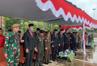 Dansatgas Yonarmed 19/105 Trk Bogani Letkol Arm Edi Yulian Budiargo mengikuti upacara HUT TNI ke-77 di perbatasan. Rabu (5/10)
