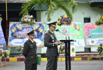 Dandim 0801/Pacitan Letkol Kav Ibnu Khazim saat membacakan amanat Panglima TNI. Rabu (5/10)