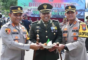 Kasrem 081/DSJ Letkol Inf Yuli Eko Purwanto saat menerima surprise. Rabu (5/10)