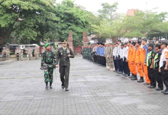 Dandim 0806/Trenggalek Letkol Kav Peddy Adi Prasetyo saat pengecekan pasukan upacara HUT TNI ke-77. Rabu (5/10)
