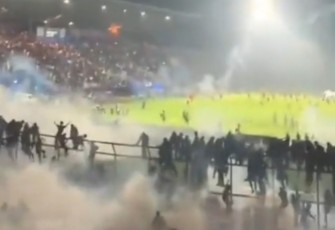 Suasana stadion Kanjuruhan Malang, saat terjadi kericuhan, Sabtu 1 Oktober 2022 malam.