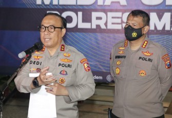 Kadiv Humas Polri Irjen Dedi Prasetyo saat memberikan keterangan pers di Malang, Rabu (5/10)