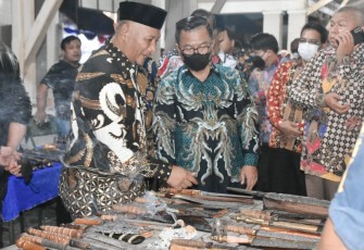 Pj Bupati Pati meninjau pameran dalam rangka HUT TNI 