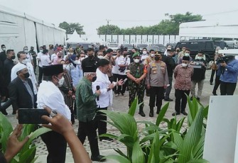Danrem 064/MY Brigjen TNI Tatang Subarna saat menyambut kedatangan Wapres KH Ma'ruf Amin di ponpes An Nawawi Tanara Kabupaten Serang. Rabu (5/10)