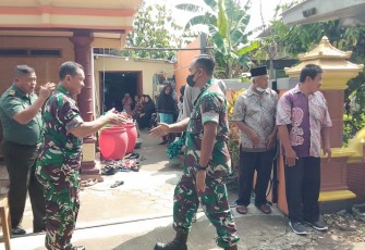 Dandim 0805/Ngawi Letkol Inf Adi Wirawan takziah di kediaman orang tua anggotanya yang meninggal dunia. Kamis (6/10)