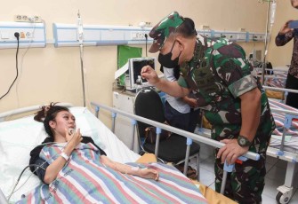 Kasad Jenderal TNI Dudung Abdurachman jenguk korban tragedi Kanjuruhan yang dirawat di RSUD dr Syaiful Anwar Malang. Kamis (6/10)