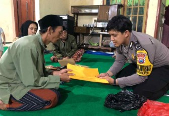 Pemberian tali asih keluarga korban insiden Kanjuruhan. Kamis (6/10) 