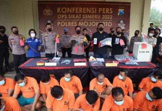 Kapolres Mojokerto AKBP APIP Ginanjar saat memberikan keterangan pers di Mapolres. Kamis (6/10)