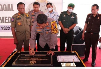Kapolrestabes Medan Kombes Valentino Alfa Tatareda saat meresmikan Polsubsektor Sunggal. Kamis (6/10)