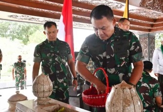 Danrem 081/DSJ Kolonel Inf Deni Rejeki mendampingi Kasad tabur bunga di makam bung Karno Kabupaten Blitar. Kamis (6/10)
