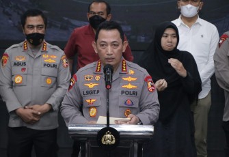 Kapolri Jenderal Listyo Sigit Prabowo saat memberikan keterangan pers penetapan tersangka insiden Kanjuruhan Malang. Kamis (6/10)