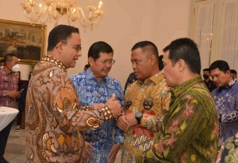 Pangdam Jaya Mayjen TNI Untung Budiharto bersama gubernur DKI Jakarta Anies Baswedan saat silaturahmi Forkopimda di gedung Balaikota Jakarta. Kamis (6/10)