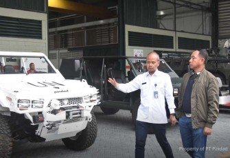 Wakasad Letjen TNI Agus Subiyanto saat menerima pemaparan Dir Teknologi dan Pengembangan PT Pindad Sigit P Santosa mengenai produk PT Pindad. Bandung. Rabu (5/10)