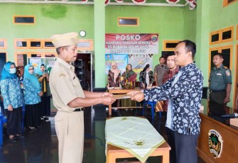 Kapten Inf Santosa menghadiri pelantikan perangkat desa Blabakan