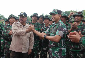 Dandim 0906/Kkr Letkol Inf Jeffry Satria bersama Bupati Drs Edi Darmansyah saat peresmian karya bakti di desa Manunggal Daya. Kamis (6/10)