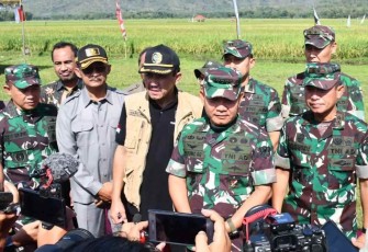 Kasad Jenderal TNI Dudung Abdurachman saat konferensi pers panen raya padi di kabupaten Tulungagung. Jum'at (7/10)