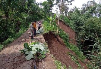 Tanah longsor di desa Krisik