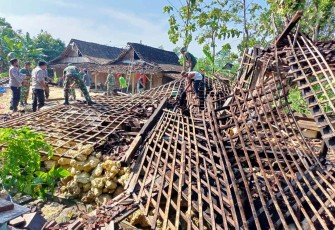 Angin puting beliung di Ponpes Ahdlatul Ulam desa Karangmalang, Sabtu (9/10)
