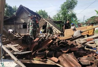 Rumah warga roboh pasca angin puting beliung 