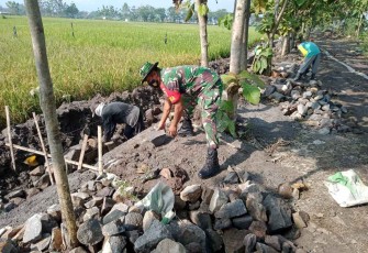 Bangun saluran irigasi di wilayah binaan 