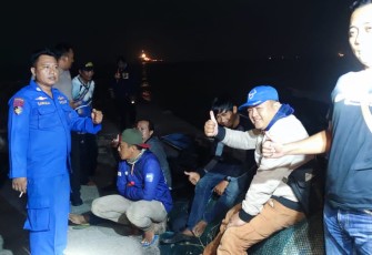 Penyelamatan kapal nelayan terombang ambing di perairan Gresik