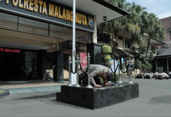 Kapolresta Malang Kota Kombes Pol Budi Hermanto memimpin sujud massal untuk korban tragedi Kanjuruhan. Senin (10/10)