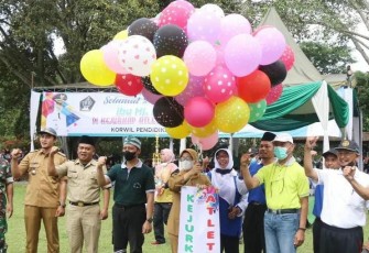 Bupati Blitar Rini Syarifah Hendak Lepas Balon Penanda Dibukanya Kejurkab Atletik Antar Pelajar