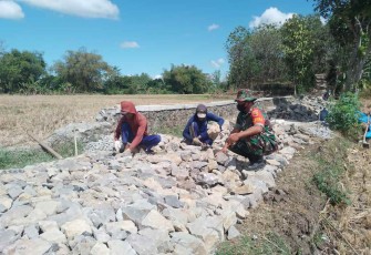 Perkerasan jalan bersama warga binaan 