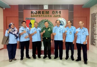 Danrem 081/DSJ Kolonel Inf Deni Rejeki bersama personel RRI Madiun, Rabu (12/10)