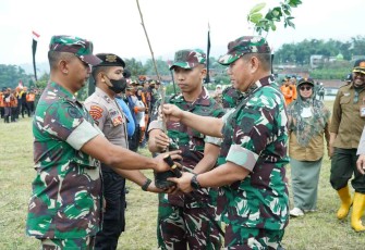 Pangdiv 2 Kostrad Mayjen TNI Syafrial saat menyerahkan bibit pohon. Rabu (12/10) 