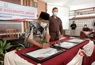 Walikota Blitar Santoso Tandatangani Prasasti Pendirian Rumah Restorative Justice di Kota Blitar (foto : Faisal NR / Klikwarta.com)
