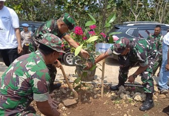 Peduli lingkungan dengan penanaman pohon