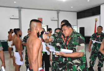 Danrem 023/KS Kol Inf Dodi Triwinarto saat pengecekan fisik Cata PK TNI AD. Kamis (13/10)